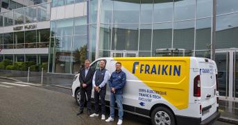 Photo des collaborateurs devant le Renault Trucks TRAFIC E-TECH