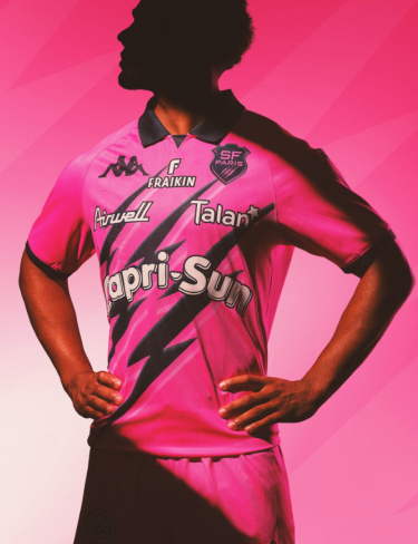 Joueur équipe masculine du Stade Français Paris portant le maillot de la saison 2024 / 2025